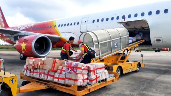 vietjet-ung-ho-va-mien-phi-cuoc-van-chuyen-hang-cuu-tro-con-bao-so-3.jpg
